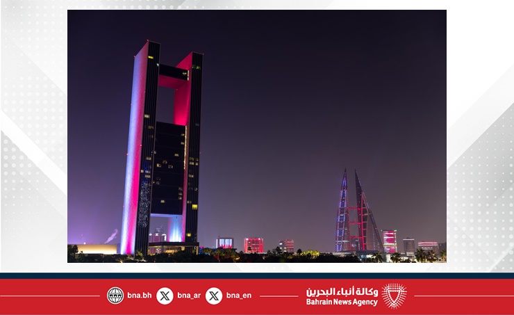 مباني العاصمة المنامة تتشح باللونين العنابي والأبيض احتفاء بالعيد الوطني لدولة قطر الشقيقة