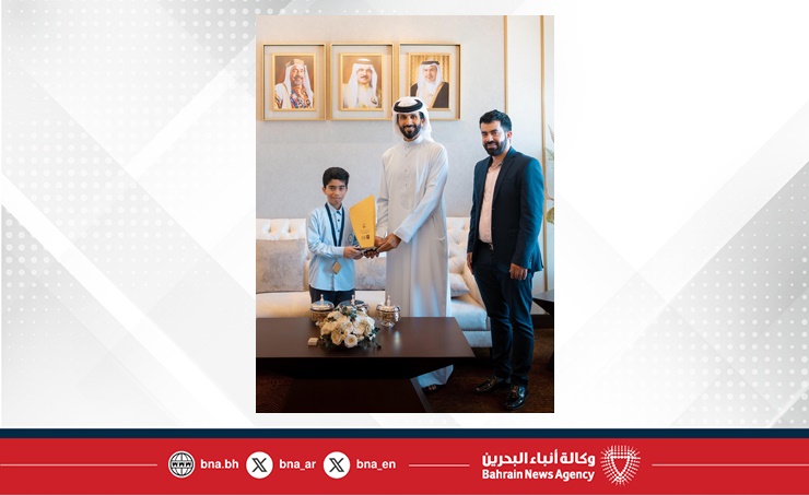 سمو الشيخ ناصر بن حمد آل خليفة يستقبل الطالب محمد جاسم الفائز بالمركز الثاني في تحدي القراءة العربي