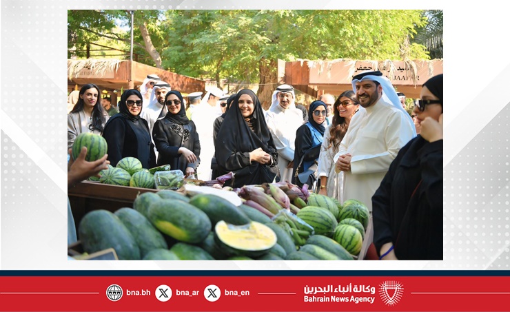 وزارة شؤون البلديات والزراعة والمبادرة الوطنية لتنمية القطاع الزراعي يفتتحان موسم سوق المزارعين البحرينيين 2025 2026