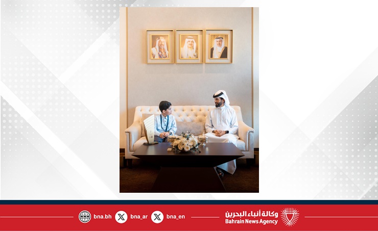 سمو الشيخ ناصر بن حمد آل خليفة يستقبل الطالب محمد جاسم الفائز بالمركز الثاني في تحدي القراءة العربي