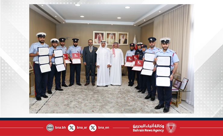 البحرين – رئيس لجنة “معاً” يستقبل مدير البرنامج ويكرم عدداً من أعضائها الحاصلين على الشهادات المهنية