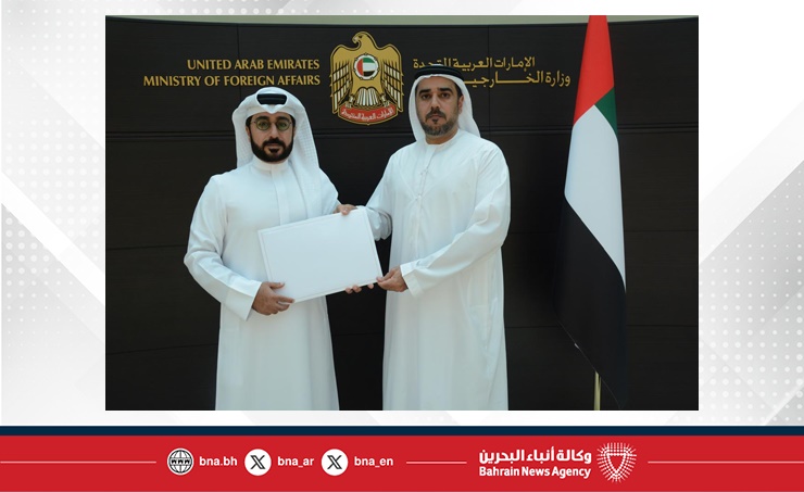 نائب مدير مكتب وزارة الخارجية والتعاون الدولي في دبي يتسلم البراءة القنصلية للقنصل العام لمملكة البحرين في دبي والإمارات الشمالية
