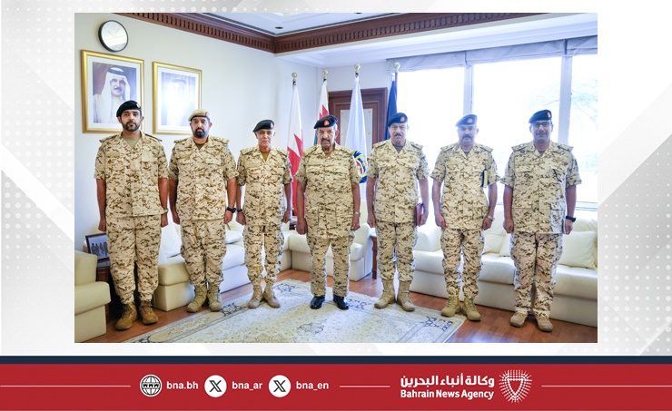 القائد العام لقوة دفاع البحرين يستقبل رئيس هيئة الأركان وعددا من كبار ضباط قوة دفاع البحرين