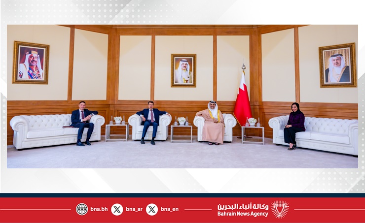 وزير الإعلام يستقبل سفير جمهورية ألمانيا الاتحادية لدى مملكة البحرين