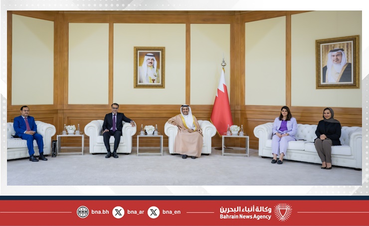 وزير الإعلام يستقبل سفير جمهورية باكستان الإسلامية لدى مملكة البحرين