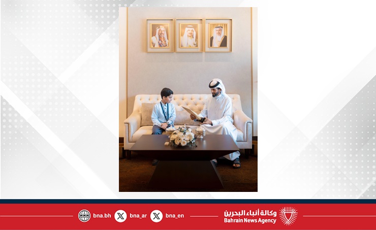 سمو الشيخ ناصر بن حمد آل خليفة يستقبل الطالب محمد جاسم الفائز بالمركز الثاني في تحدي القراءة العربي