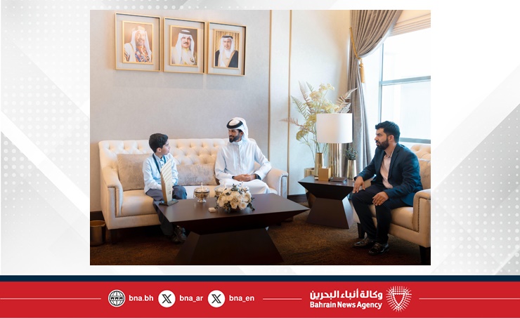 سمو الشيخ ناصر بن حمد آل خليفة يستقبل الطالب محمد جاسم الفائز بالمركز الثاني في تحدي القراءة العربي