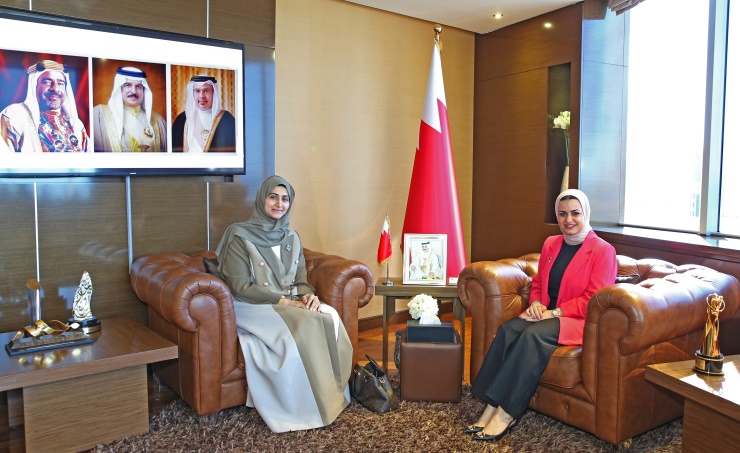 Youth Minister receives researcher