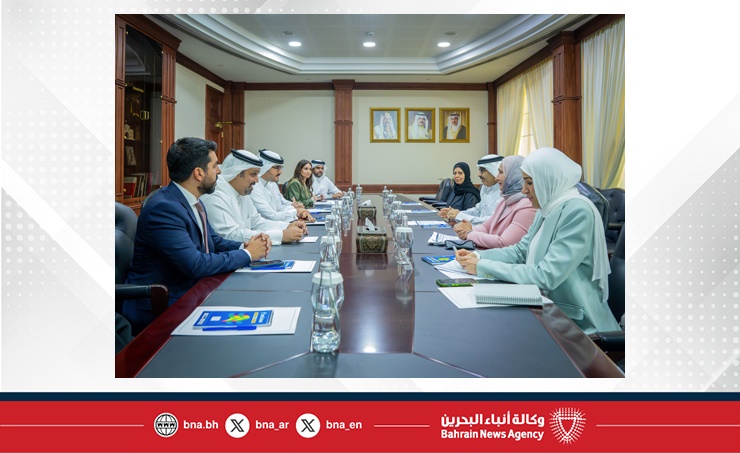 سمو الشيخ عيسى بن سلمان بن حمد يزور وزارة الصحة ووزارة التربية والتعليم في إطار المتابعة للبرامج الحكومية ذات الأولوية التي أقرها مجلس الوزراء وتشرف عليها اللجنة التنسيقية