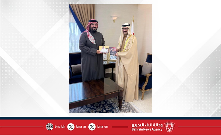 البحرين – سمو محافظ الجنوب يتسلم نسخاً من إصدارات الشيخ خليفة بن عبدالله آل خليفة