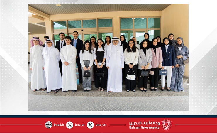 Education Minister meets top Bahraini students from public, private schools