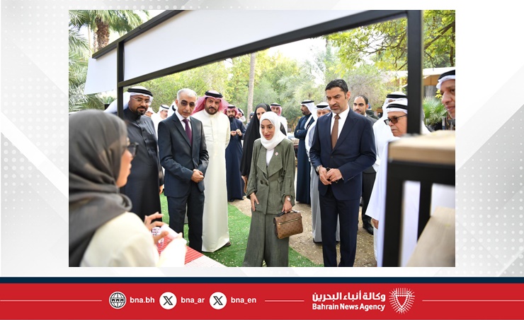 وزير شؤون البلديات والزراعة يقوم بزيارة ميدانية لسوق المزارعين البحرينيين بمشاركة عدد من الوزراء والمسؤولين