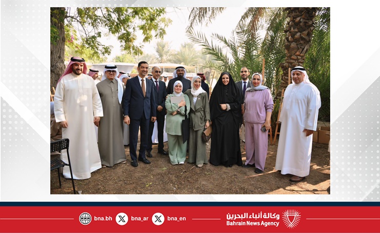 وزير شؤون البلديات والزراعة يقوم بزيارة ميدانية لسوق المزارعين البحرينيين بمشاركة عدد من الوزراء والمسؤولين