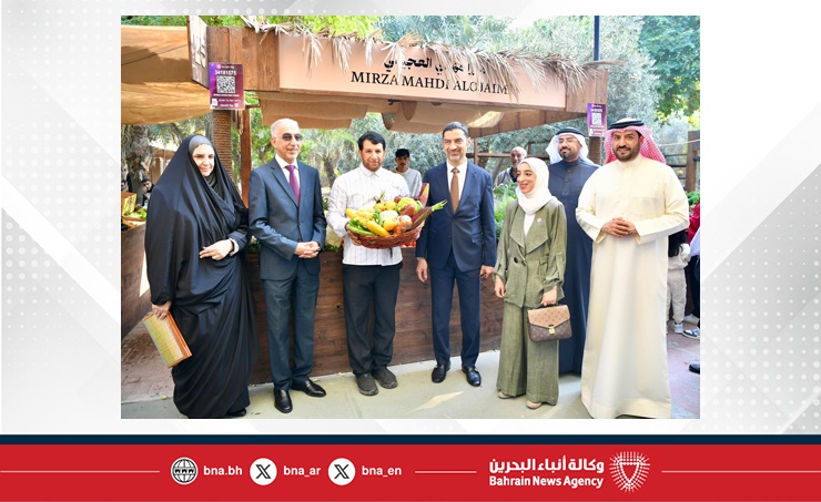 وزير شؤون البلديات والزراعة يقوم بزيارة ميدانية لسوق المزارعين البحرينيين بمشاركة عدد من الوزراء والمسؤولين