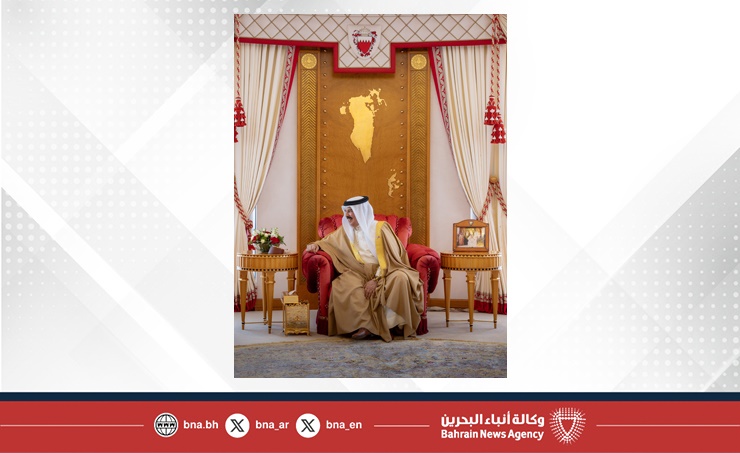 King Hamad meets Crown Prince on armed forces development