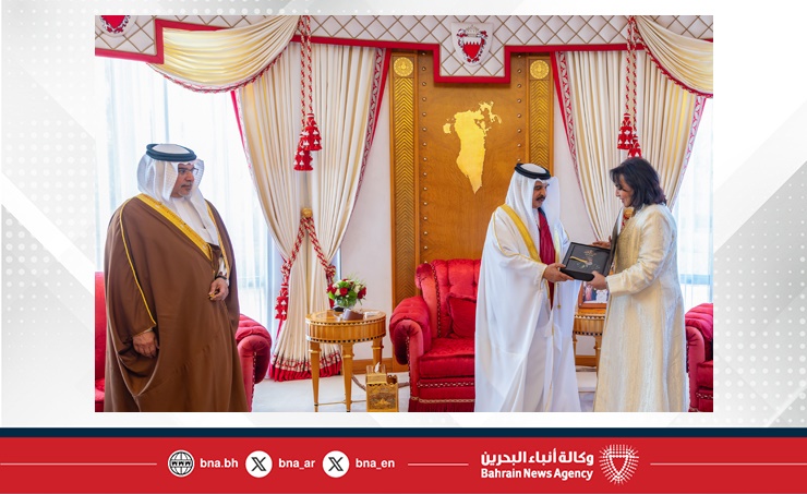 جلالة الملك المعظم يتسلم كتاب عيسى الكبير.. باني الدولة الحديثة