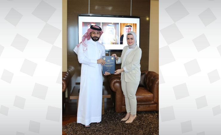 Youth Minister receives researcher
