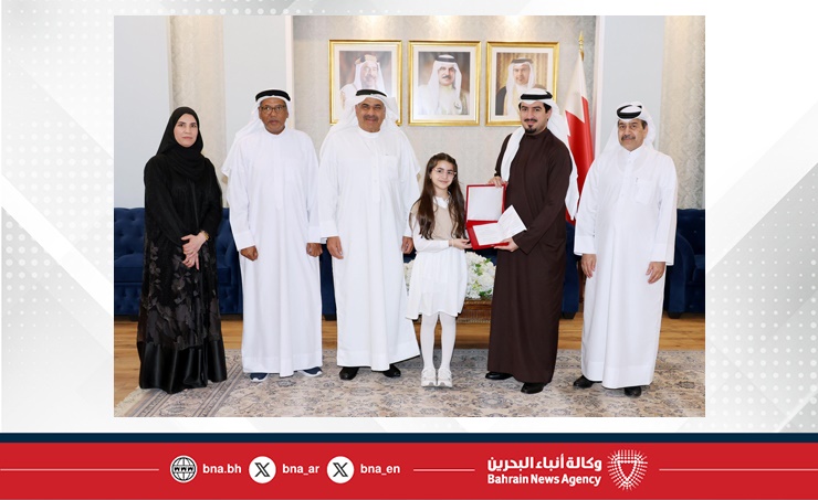 البحرين – محافظ العاصمة يستقبل الطالبة عائشة البلوشي بمناسبة فوزها في مسابقة القصة القصيرة العربية