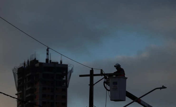 Hundreds of thousands are still without power days after a storm hits ...